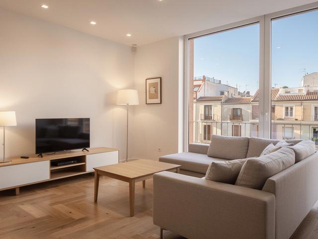 Salón luminoso en un apartamento de Chamberí